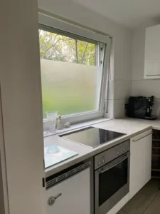 Stilvolle Souterrain, voll möblierte 2-Zimmer-Wohnung mit Balkon