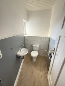 Moderne 3-Zimmer-Wohnung, komplett möbliert, mit Balkon
